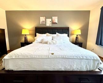 Sunblest Suites - A Pet Friendly Home - Fishers - Bedroom