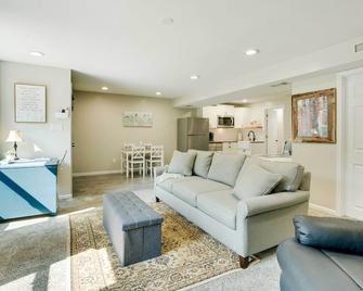 Missouri Studio Getaway Close to Parks and Hiking - Liberty - Living room