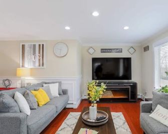 The Oasis @ Long Island - Cold Spring Harbor - Living room