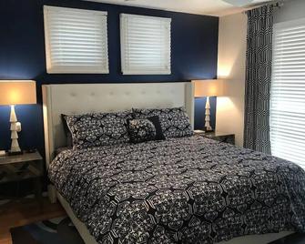 Lovely Bungalow in private , secluded neighborhood near Carrboro - Chapel Hill - Bedroom