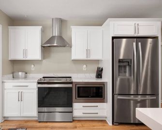 Carmel Lodge-Sleeps 25, By Grandpark, Indy10mi - Carmel - Kitchen