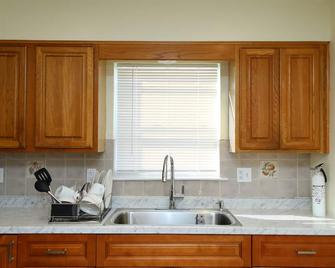 Spacious 3 Bedroom, 15 Min to EWR Airport and Parks - Newark - Kuchnia