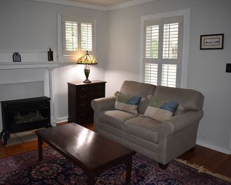 Home in Hendersonville's Historic Lennox Park close to many fun activities. - Hendersonville - Wohnzimmer