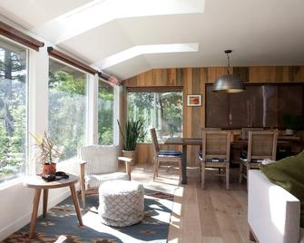 Scenic Riverfront Cabin with Mountain Views on the Kern River near Kernville, CA - Kernville - Salon