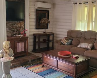Nice log cabin home in the heart of bourbon country. Pet friendly. - Lebanon - Sala de estar