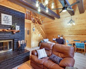 Decks and Fire Pit Rustic-Modern Overgaard Cabin! - Heber-Overgaard - Living room