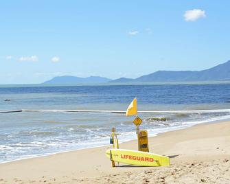 Cairns Beach Resort - Holloways Beach - Playa