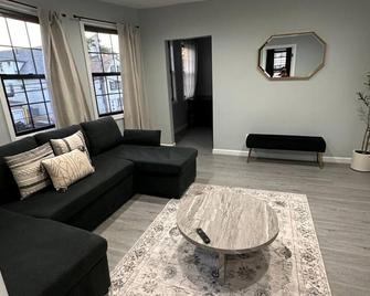 Modern 3-Bdrm Apt in Black Rock - Бріджпорт - Вітальня