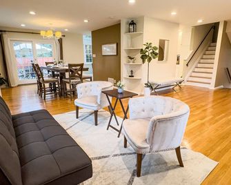 Grand Lakeview Retreat Near Town • Game Rm • 4br - Princeton - Living room