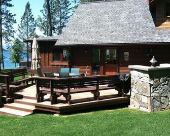 Fabulous Lakefront Property On Rocky Point! Classic Cabin With Every Amenity! - Polson - Terasa