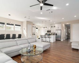 Overnight Gallery - Art House - Near Downtown Dallas - Dallas - Living room