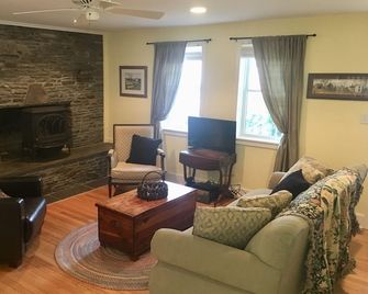 Comfortable and Peaceful Cooperstown 3 Bed / 2 Bath house with Screened-in Porch - Cooperstown - Σαλόνι
