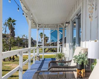 Charming water view bungalow. - Seabrook - Balcony