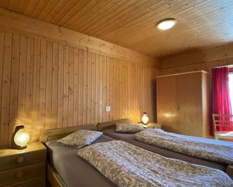 Lovely apartment for 4 guests with WIFI, TV, patio, pets allowed and panoramic view - Rossa - Habitación