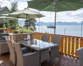 Lavik Fjord Hotel & Apartments - Lavik - Balcón