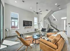 Luxurious and Spacious Austin Home about 8 Mi to Dtwn! - Austin - Huiskamer