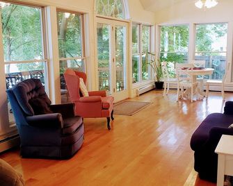 Riverfront, Mountain View, Private Dock, Kayaks - Hershey, Amish, Gettysburg - Dauphin - Living room