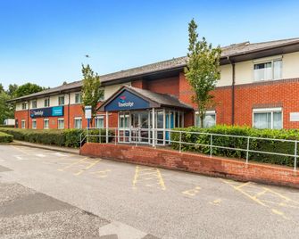 Travelodge Manchester Birch M62 Westbound - Heywood - Building