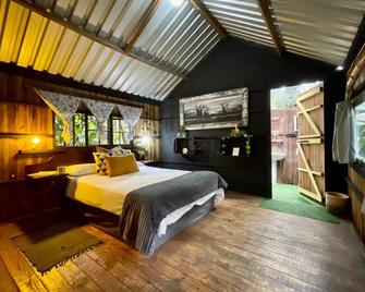 Mantis And Moon Backpackers And Surf Hostel - Hibberdene - Habitación