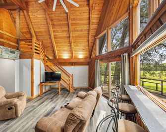 The Great Cabin w/ Scenic WaterView, sleeps 8-12 near Nashville, Events Welcome! - Nashville - Living room