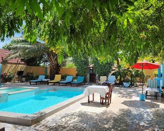 Mango Lodge - Brufut - Piscina