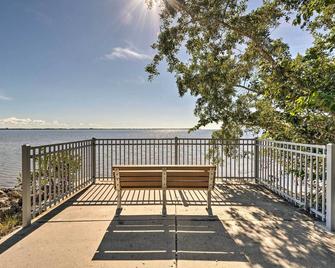 Tropical Port Charlotte Cottage - Walk to Bay! - Port Charlotte - Balcony