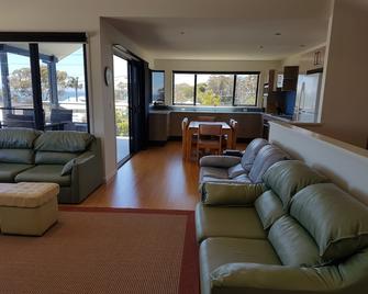 'LAZY DAYZ' Currarong beach home. 50m from unspoilt beaches and walking tracks - Huskisson - Pokój dzienny