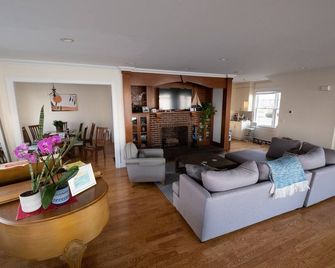 The Beachfront Sunrise Chateau! - West Haven - Living room