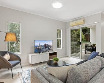 Central Cosy 2-Bed With Pool And Near Qut & Cbd - Brisbane - Living room