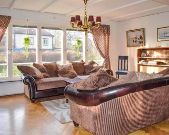 Awesome Home In Kyrkhult With Wifi And 3 Bedrooms - Kyrkhult - Sala de estar