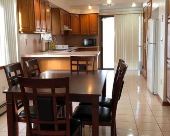 Private house with 4 bedrooms and 2 bathrooms, direct NYC Manhattan train only 10 minute walk away - Edison - Dining room