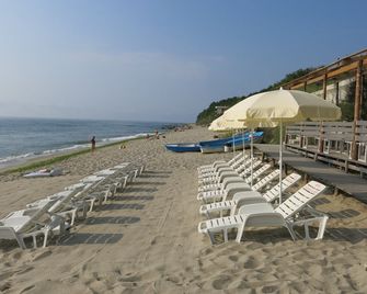Albizia Beach Hotel - וארנה