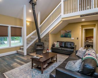 Beautiful home, 3 bed/3 bath. located near Storyland, N.Conway. Dog friendly. - Intervale - Living room