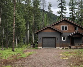 Perfect location between West and East Glacier Park entrances and next to river! - Essex - Edificio