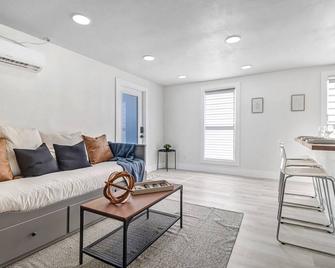 Luxury Private Studio + Backyard - Naples - Living room
