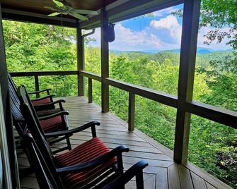 Sundance Cottage: Accessible Comfort Above Lake Santeetlah - Robbinsville - Balkon