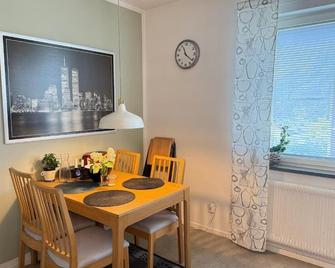 Apartment in South West Stockholm w Balcony near Metro, convenient to Avicii Arena, 3 Arena, Friends Arena and Royal Opera - Stockholm - Dining room