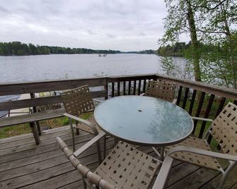 Cozy 2 Bedroom Lake Front Cabin On Chetek Chain Of Lakes, Great Lot & Location! - Chetek - Balcony
