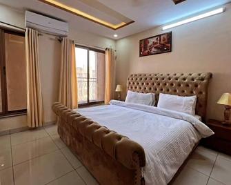 Cozy Haven for Your Next Getaway: Book Now for Comfort and Convenience - Islamabad - Bedroom