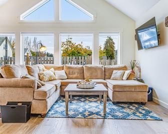 Light-filled home with fenced yard - two dogs welcome - walk everywhere - Anacortes - Living room