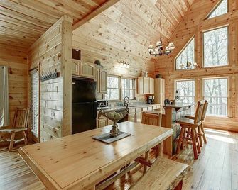 Wooded ViewsNear Helen w Fireplace & Hot Tub - Cornelia - Essbereich