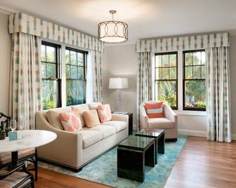 هوتل أتووتر - افالون (كاليفورنيا) - غرفة معيشة