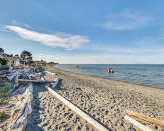 Sequim Escape w/ Gas Grill & Deck, Walk to Beach! - Sequim - Beach