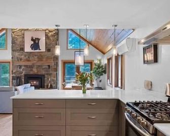 Contemporary Chalet - Open floor plan - Location! - Stowe - Cuisine