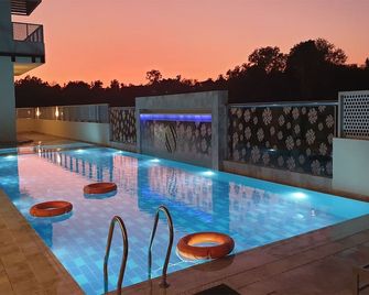 وافا هوتل آند أبارتمنت - باندار سري بيغاون - حوض السباحة