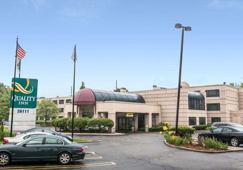 Quality Inn Southfield S 94 S 1 2 8 Southfield Hotel Deals Reviews Kayak