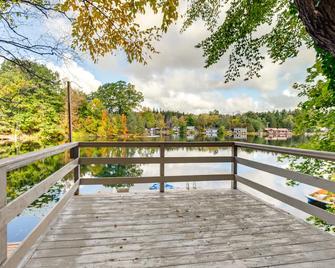 Horseshoe Lake Vacation Rental with Deck and Kayaks! - Batavia - Balcony