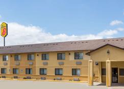 Super 8 by Wyndham Newton - Newton - Bâtiment