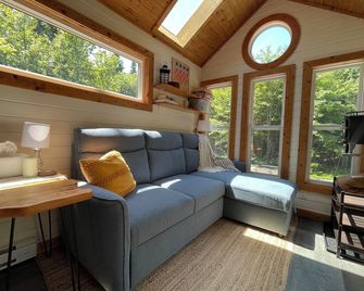 Private Brook-Side Tiny House in the Woods with Gazebo - Saint John - Living room