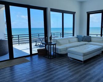 Bluzen - Caye Caulker - Living room